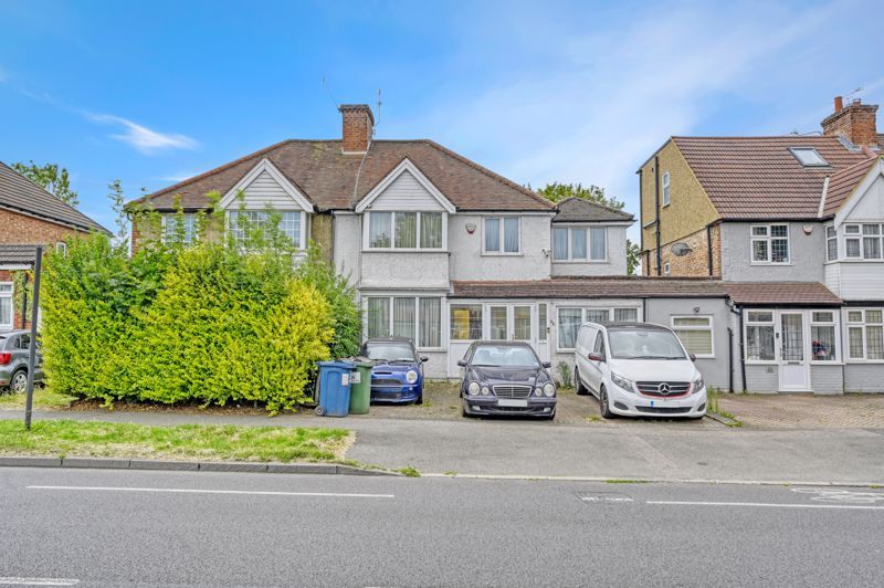4 bed semidetached house for sale in Parkside Way, North Harrow