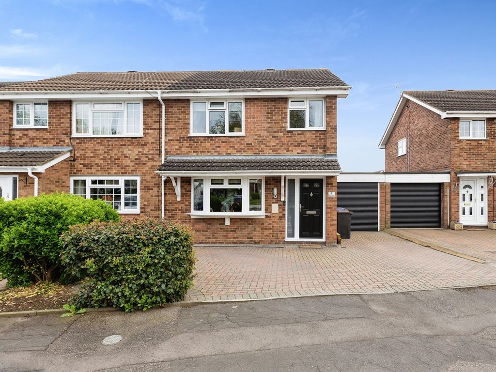 3 bed semidetached house for sale in Elm Drive, Deanshanger, Milton