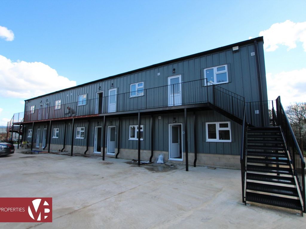 2 bed flat to rent in Hoe Lane, Nazeing EN9, £1,250 pcm Zoopla