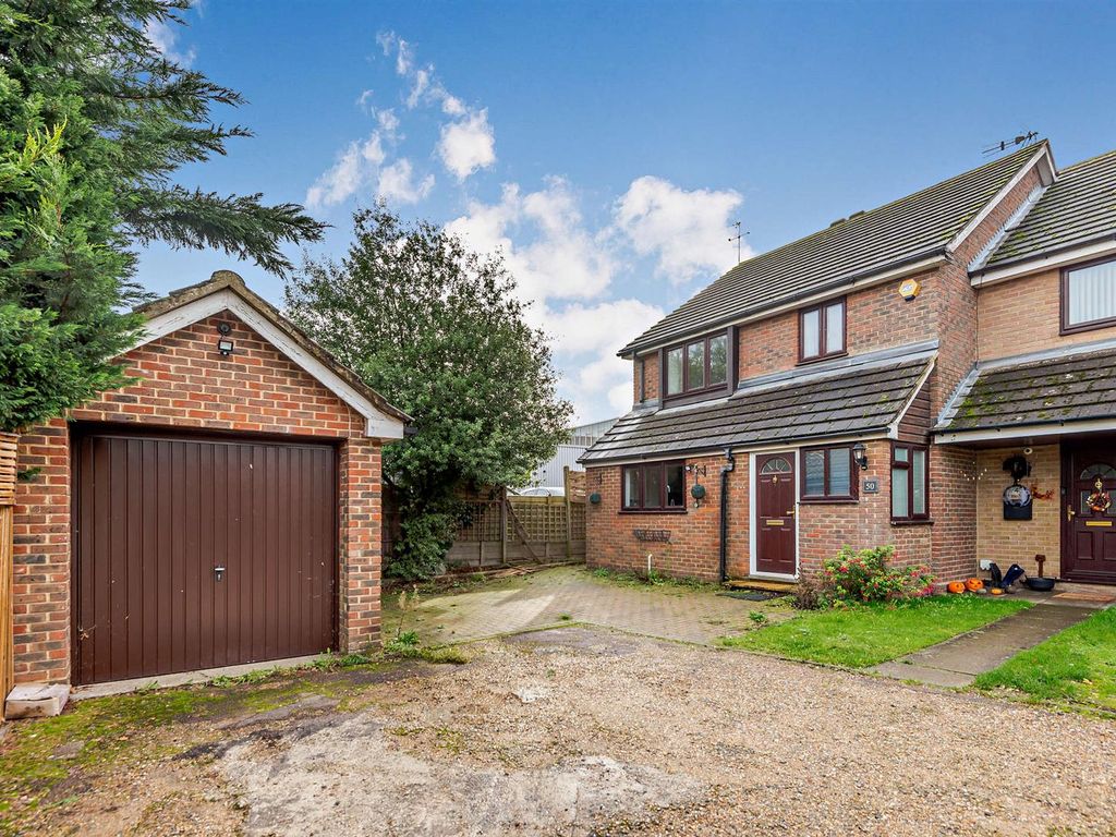 3 bed semidetached house for sale in Tithe Barn Drive, Bray