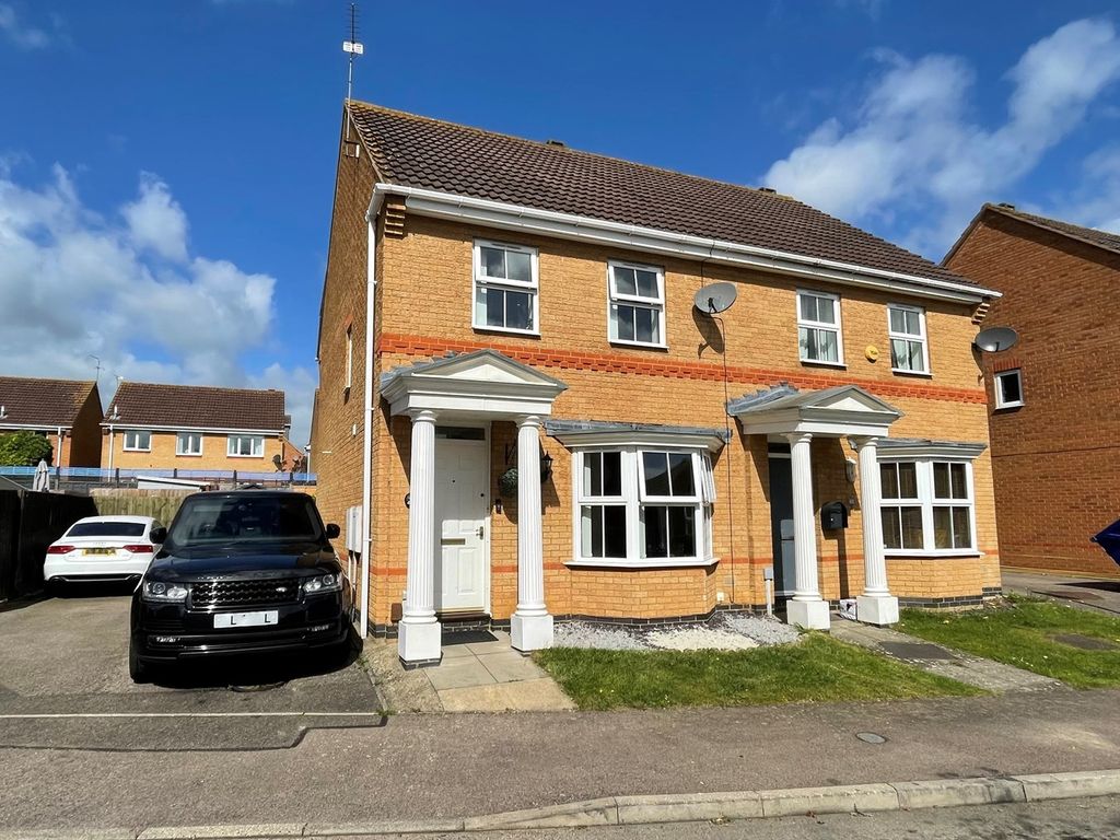 3 bed semidetached house to rent in Woodgate Road, Wootton