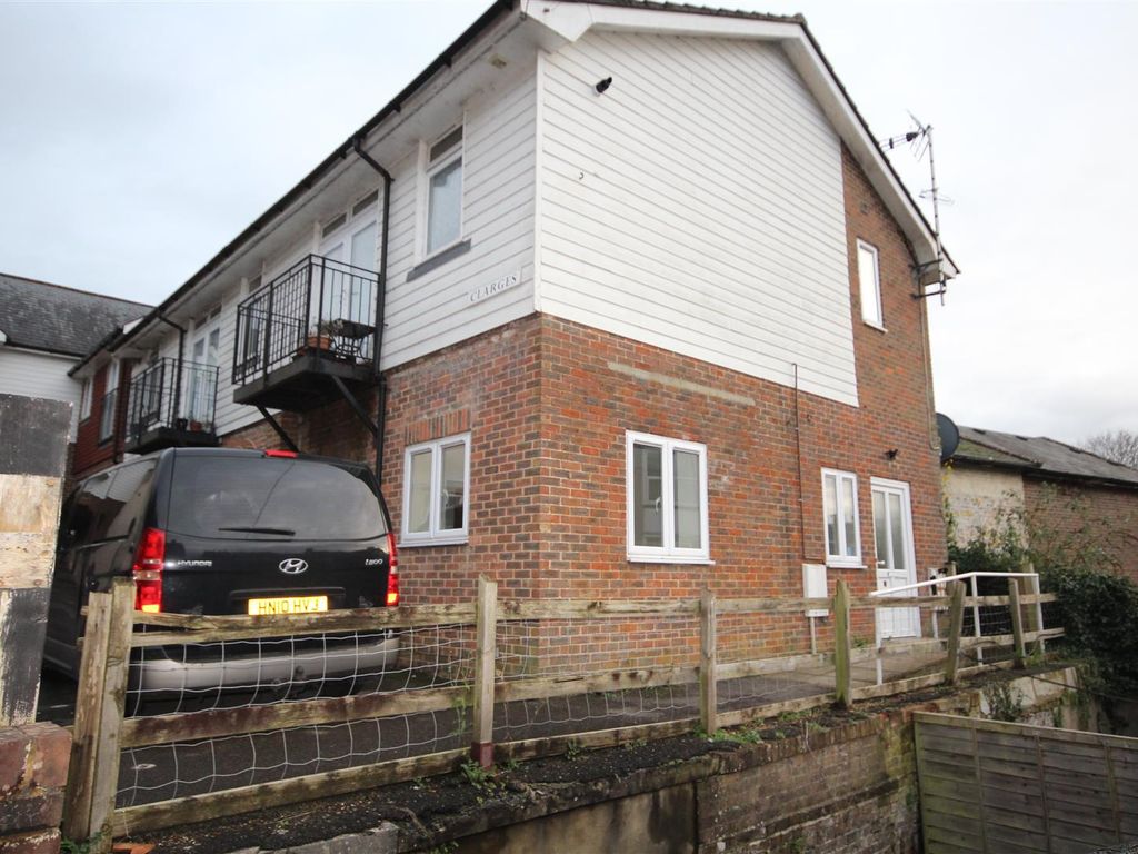 1 bed flat to rent in High Street, Uckfield TN22, £900 pcm Zoopla