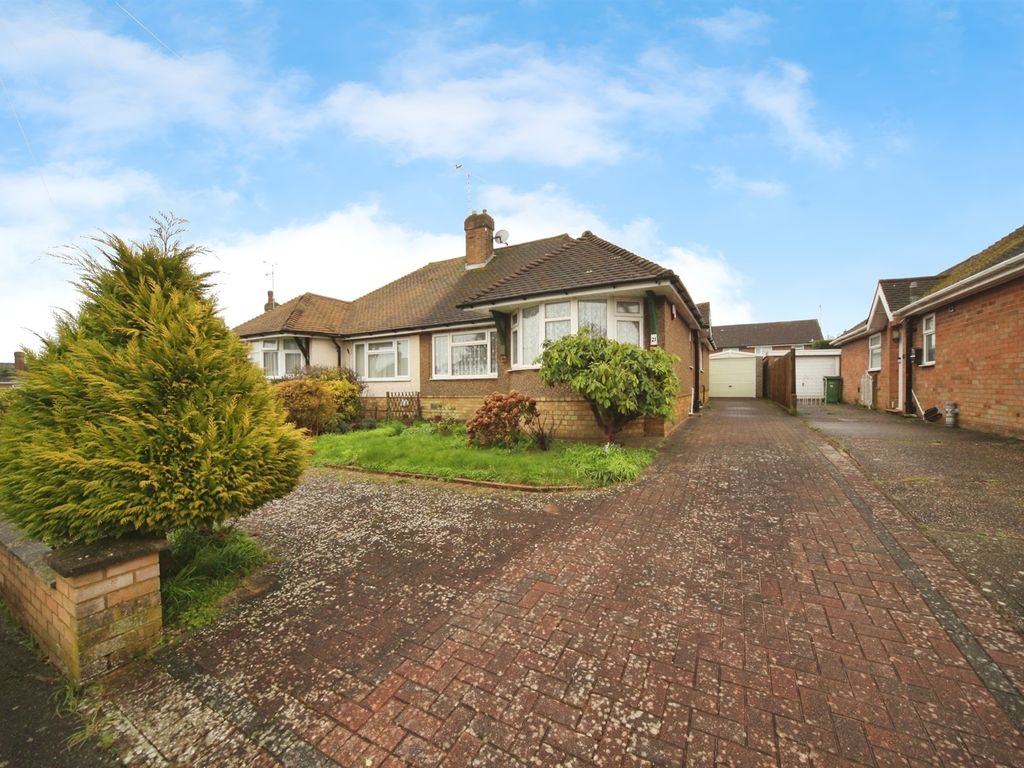 2 bed semidetached bungalow for sale in Sibley Close, Luton LU2, £