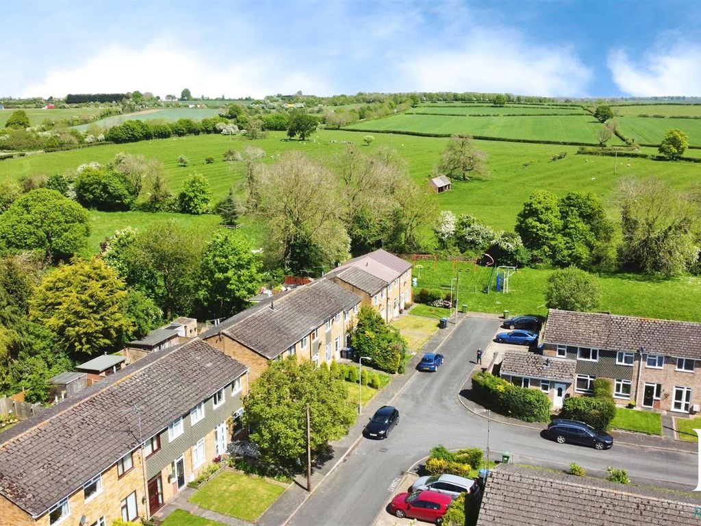 3 bed end terrace house for sale in Meadow Way, Harborough Magna, Rugby