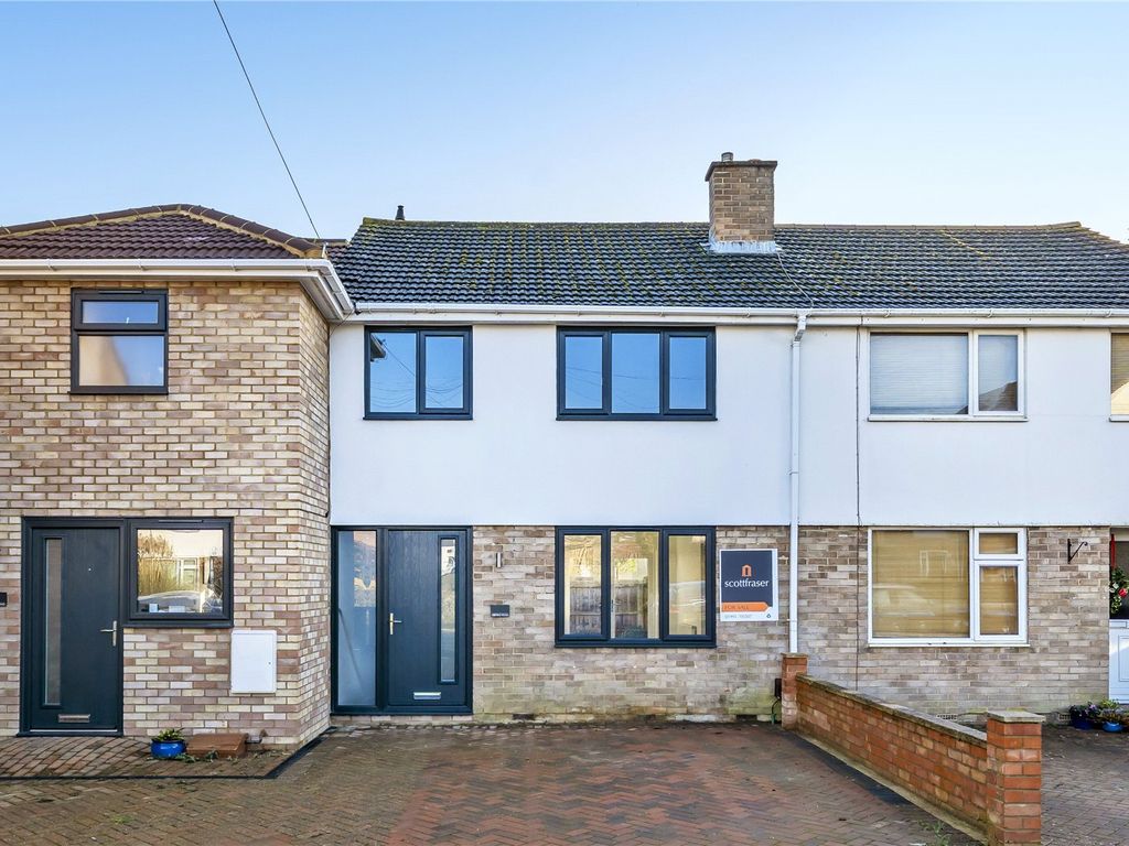 3 bed terraced house for sale in Mirfield Road, Witney, Oxfordshire
