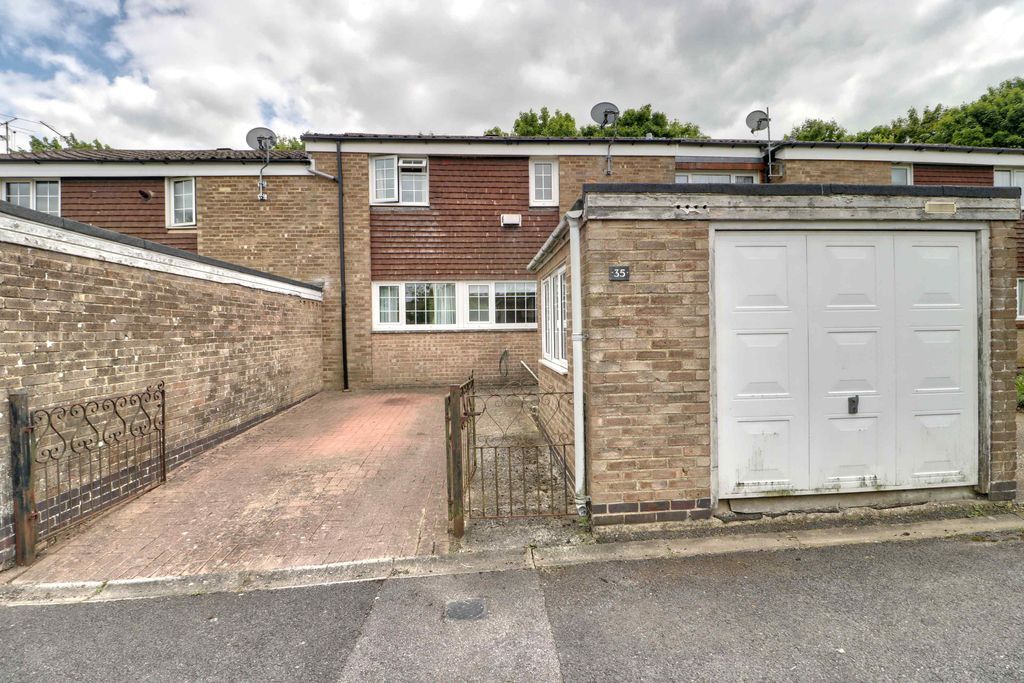 3 bed terraced house for sale in Cleveland Close, Basingstoke RG22 Zoopla