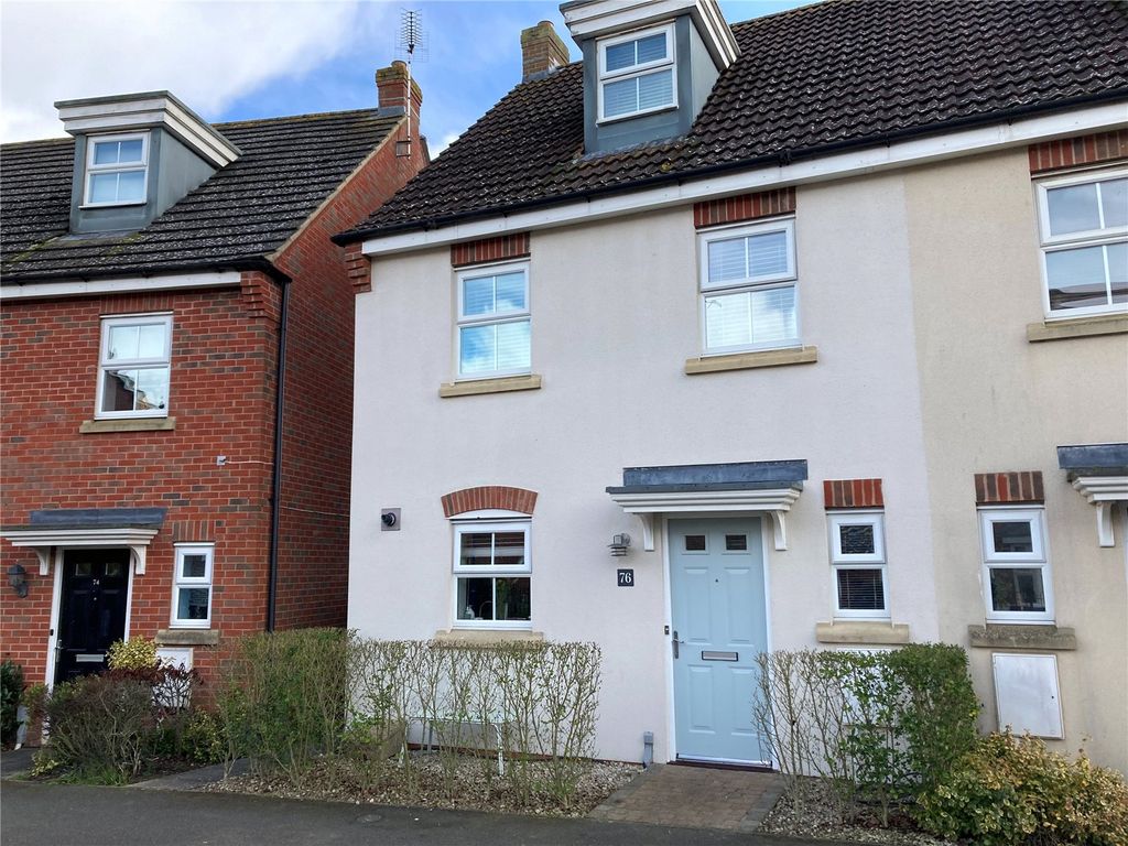 3 bed detached house for sale in Farnborough Drive, Daventry