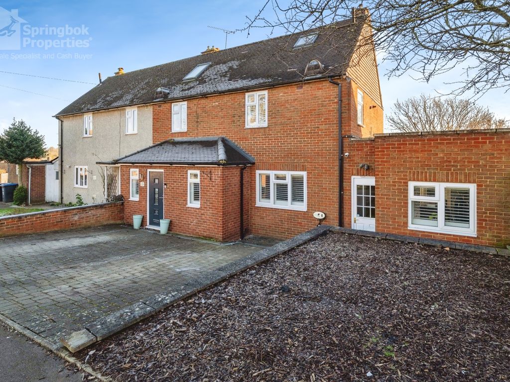 4 bed semidetached house for sale in Wilga Road, Welwyn, Hertfordshire