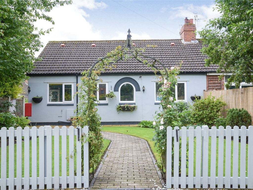 3 bed bungalow for sale in Main Road, Gilberdyke, Brough, East