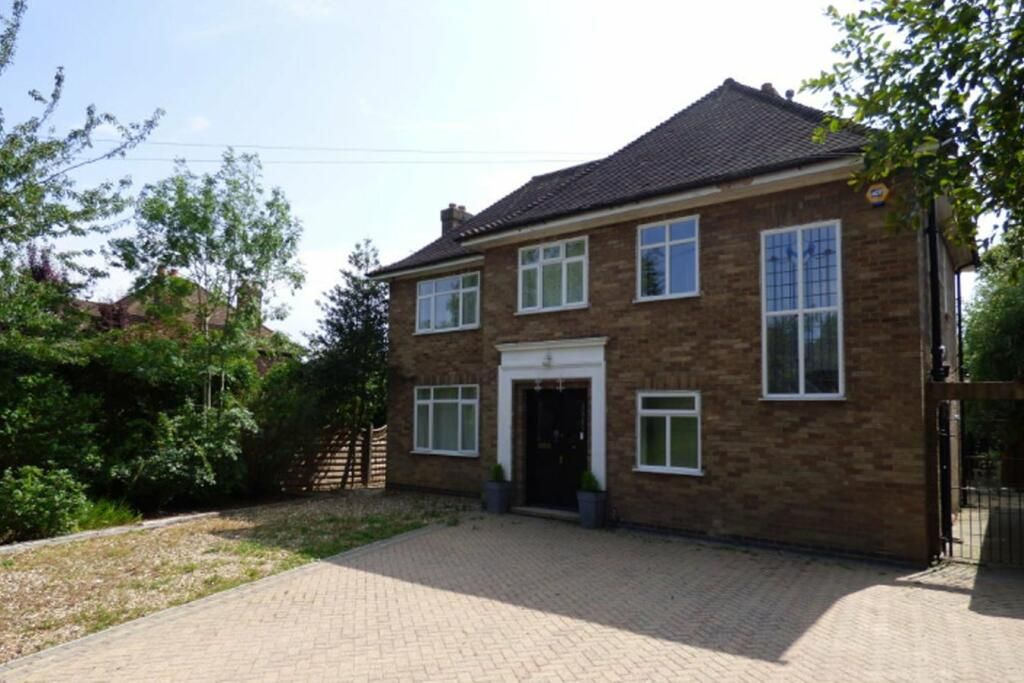 5 bed detached house to rent in Church Green Road, Bletchley, Milton