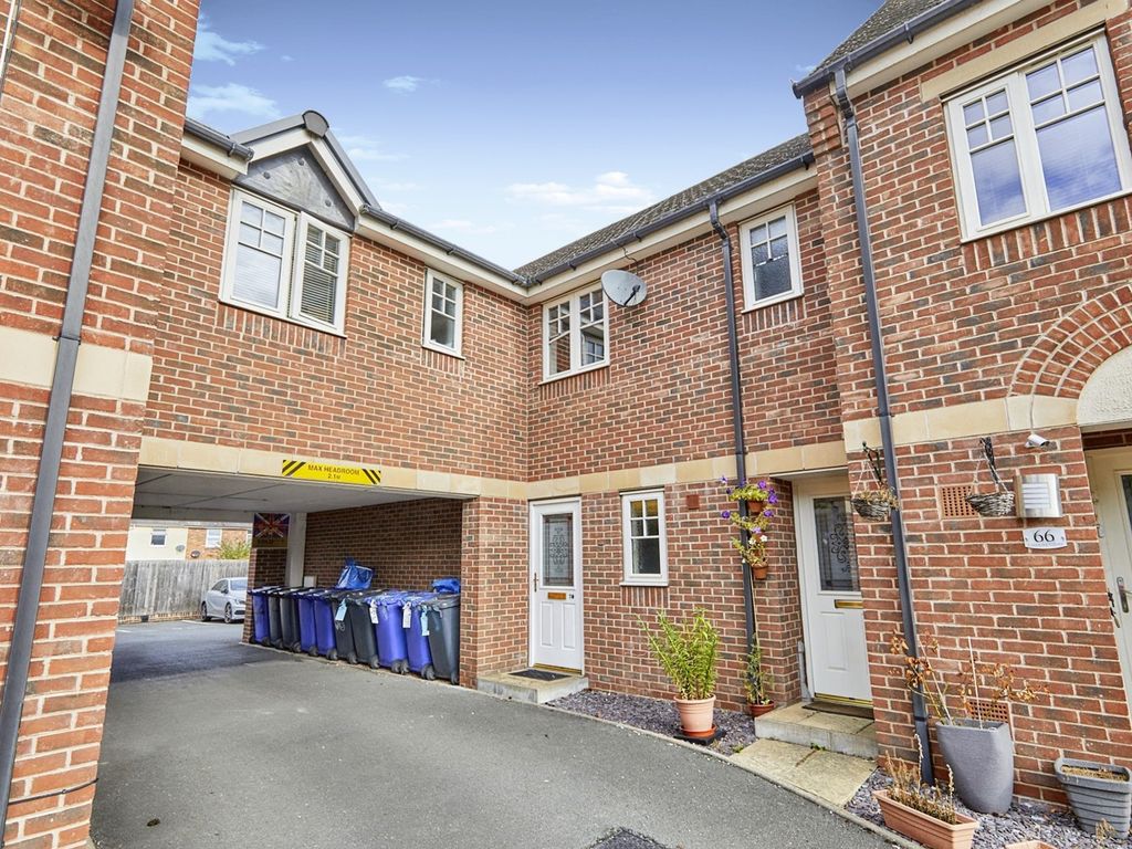 2 bed flat for sale in Caroline Court, BurtonOnTrent DE14, £104,000