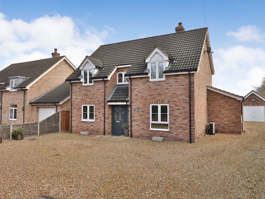 4 bed detached house for sale in Dereham Road, Watton, Thetford IP25