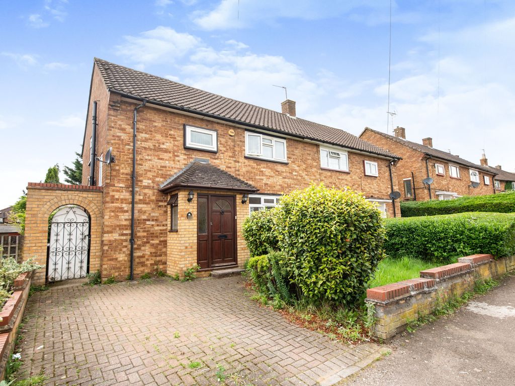 3 bed semidetached house for sale in Stanborough Avenue, Borehamwood