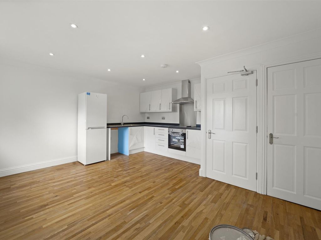 4 bed flat to rent in Midsummer Avenue, Hounslow TW4, £2,250 pcm Zoopla