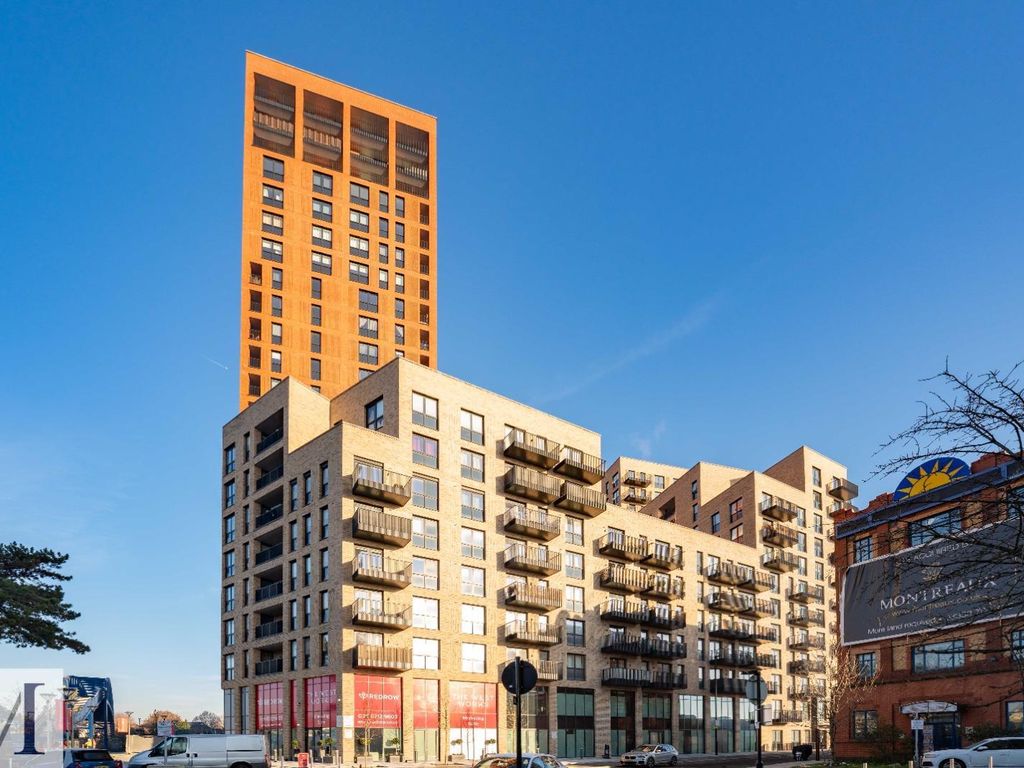 2 bed flat to rent in Healum Avenue, Southall UB2, £1,900 pcm Zoopla