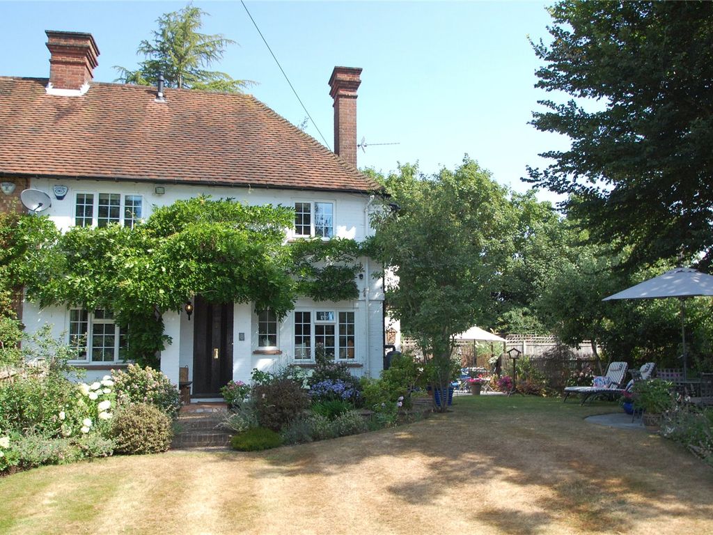 4 bed semidetached house for sale in Baconsmead, Denham Village