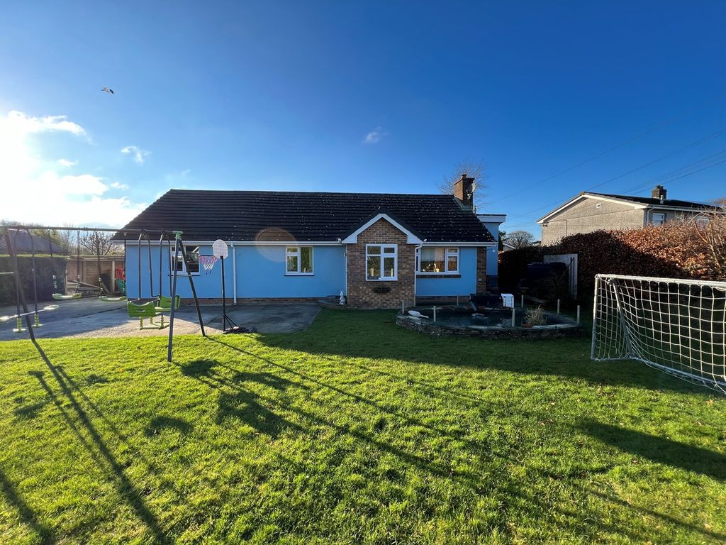 3 bed bungalow for sale in Cross Inn, Llanon SY23, £325,000 Zoopla