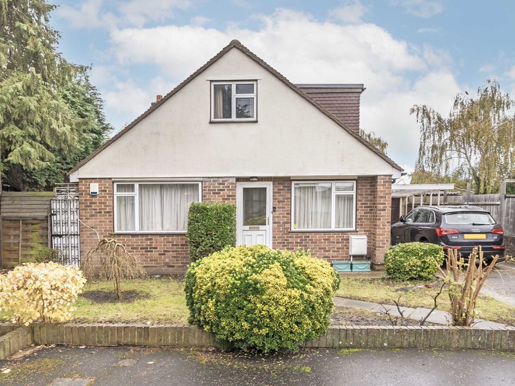 3 bed bungalow for sale in Hollybank Close, Hampton TW12, £625,000 Zoopla