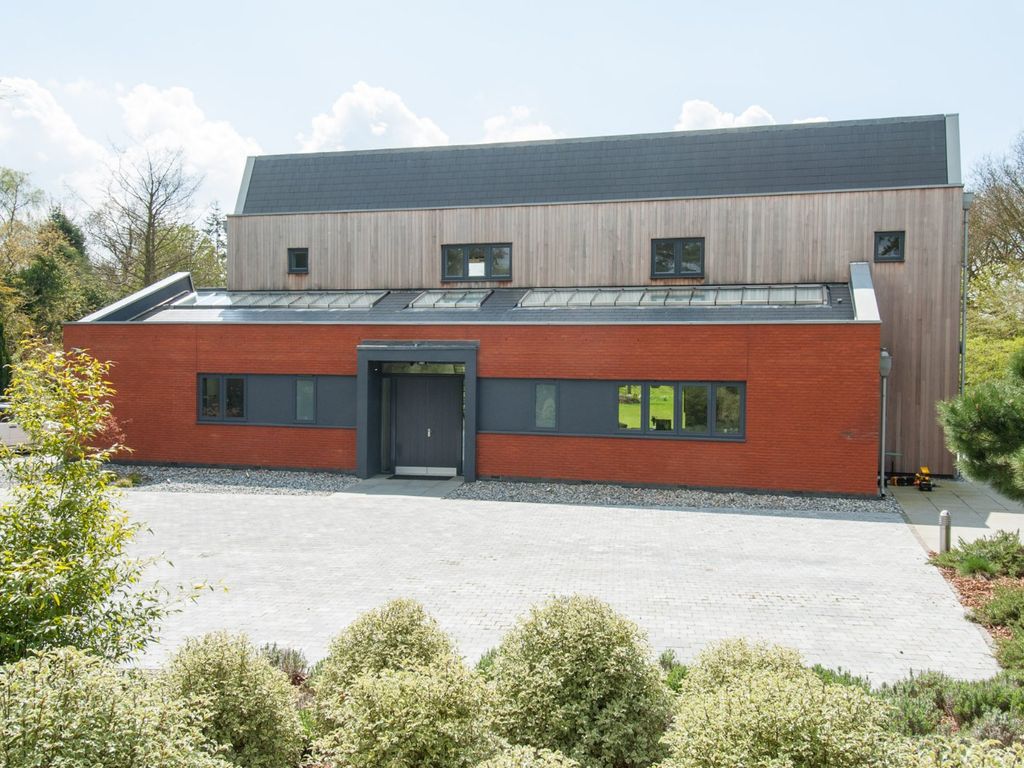 6 bed detached house to rent in Collum Green Road, Stoke Poges