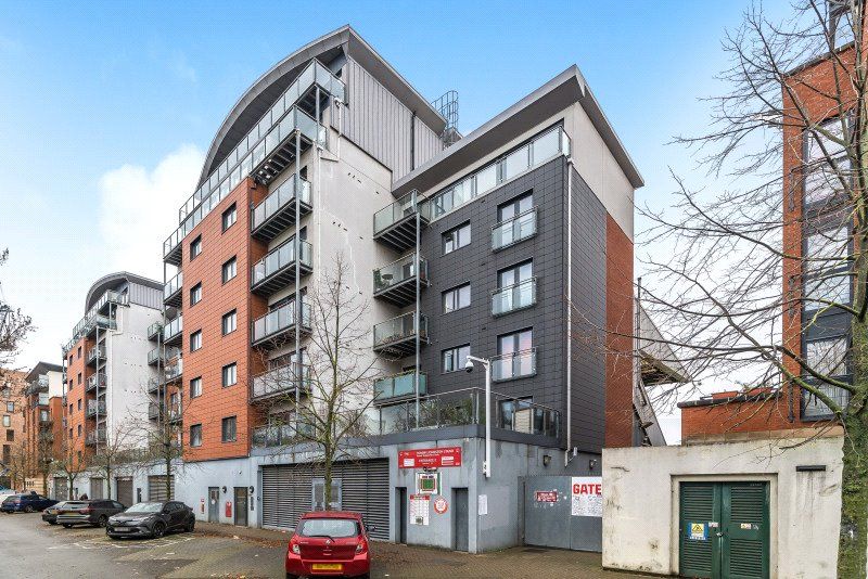 2 bed flat for sale in Buckingham Road, London E10, £425,000 Zoopla