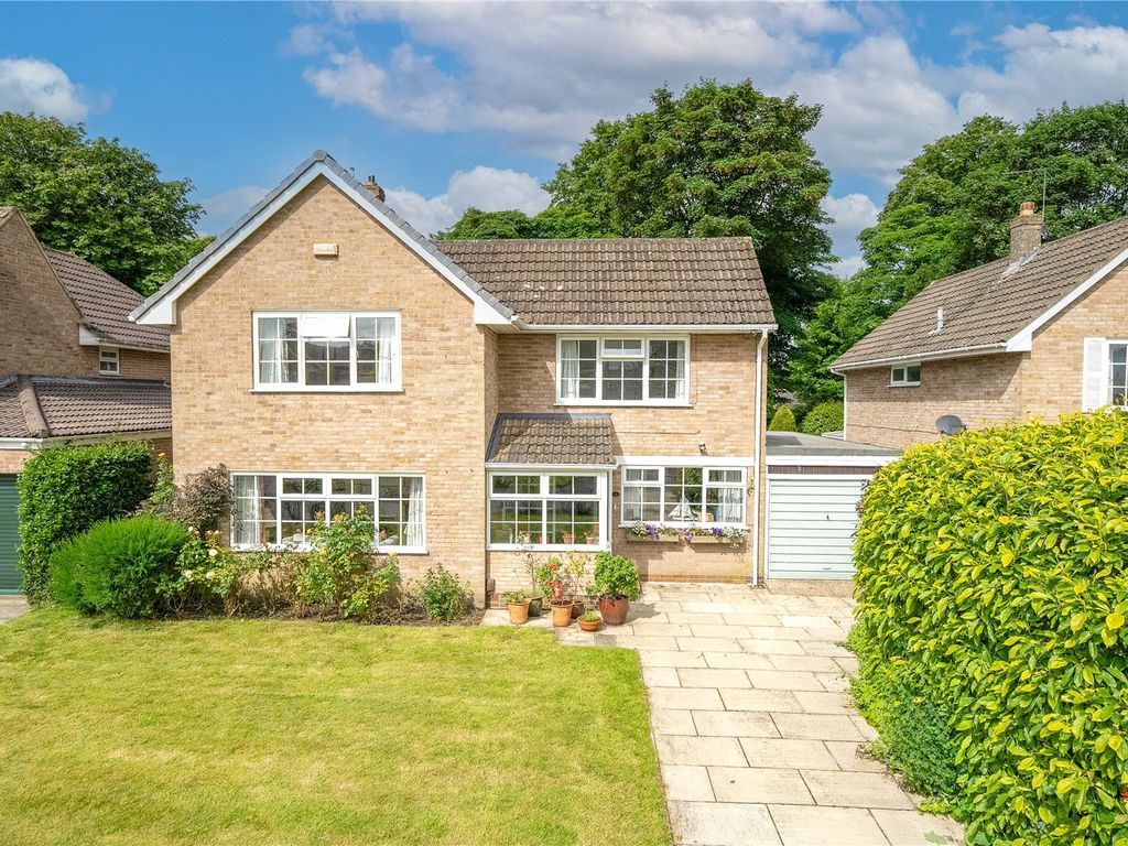 4 bed detached house for sale in Shadwell Park Close, Shadwell, Leeds