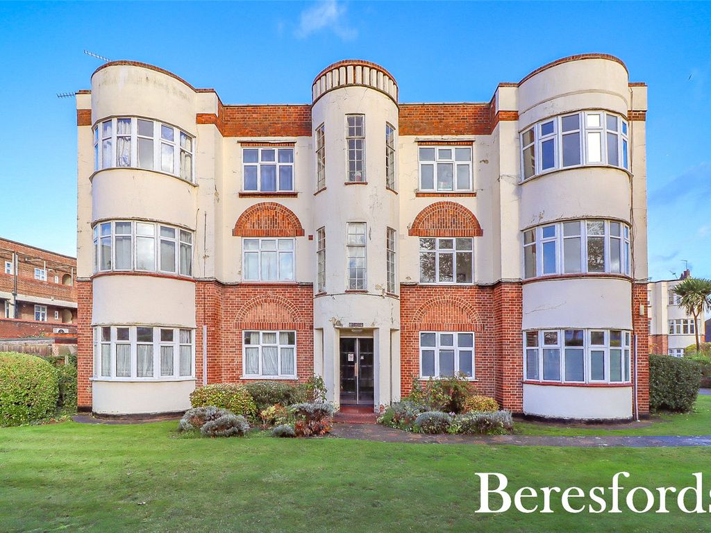 2 bed flat for sale in Springfield Gardens, Upminster RM14, £300,000