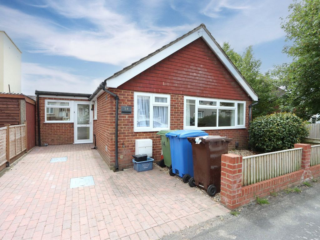 2 bed bungalow to rent in Connaught Road, Aldershot, Hampshire GU12
