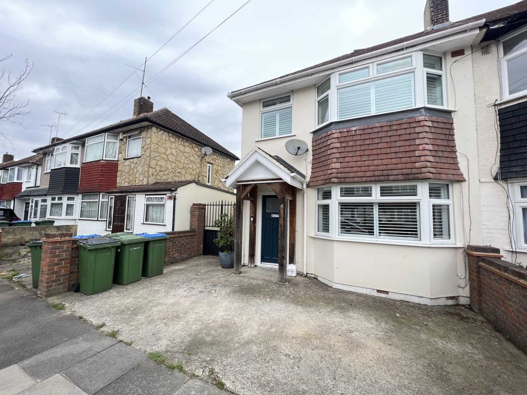 3 bed property for sale in Bracondale Road, Abbey Wood, London SE2, £