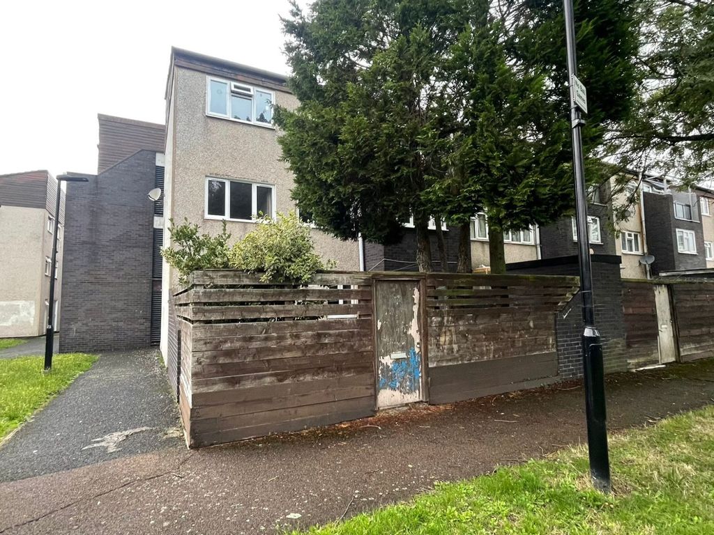 3 bed for sale in Willowbrook Road, Southall, Greater London