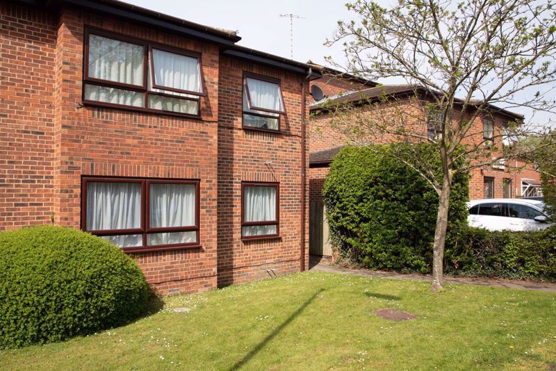 1 bed flat to rent in The Paddocks, Savill Way, Marlow SL7, £950 pcm