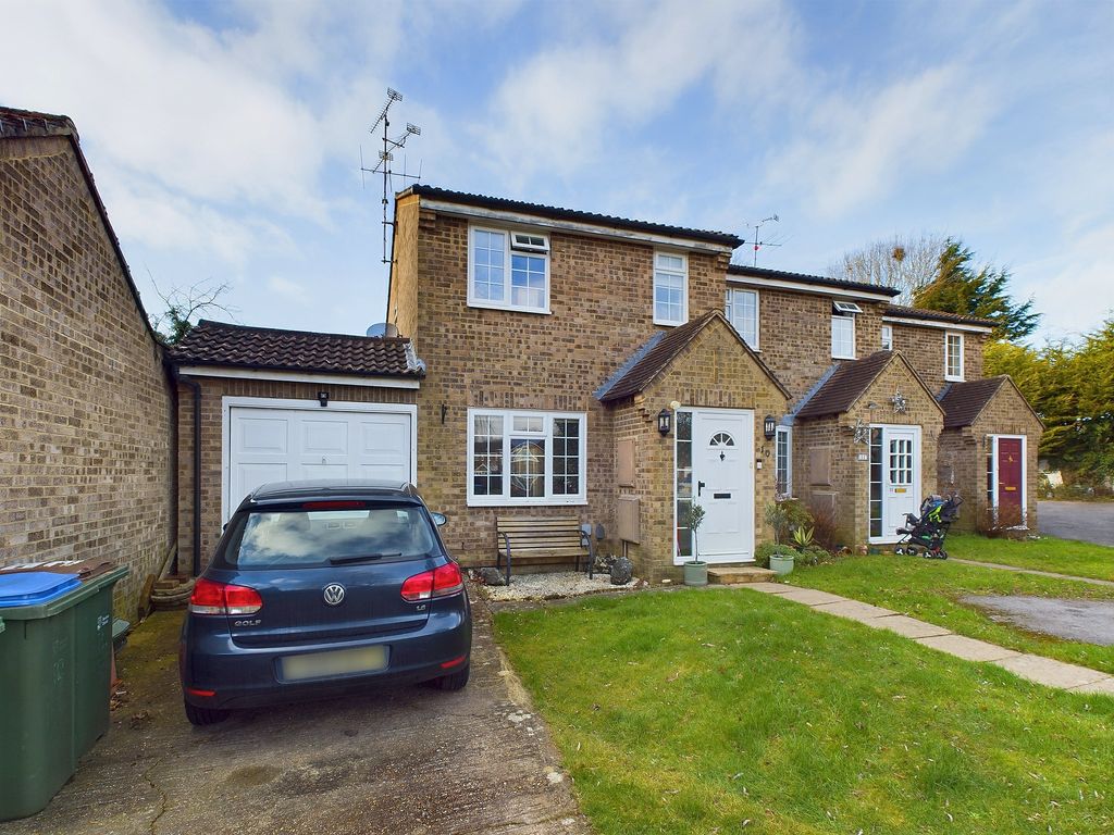 3 bed end terrace house for sale in The Copse, Southwater, Horsham