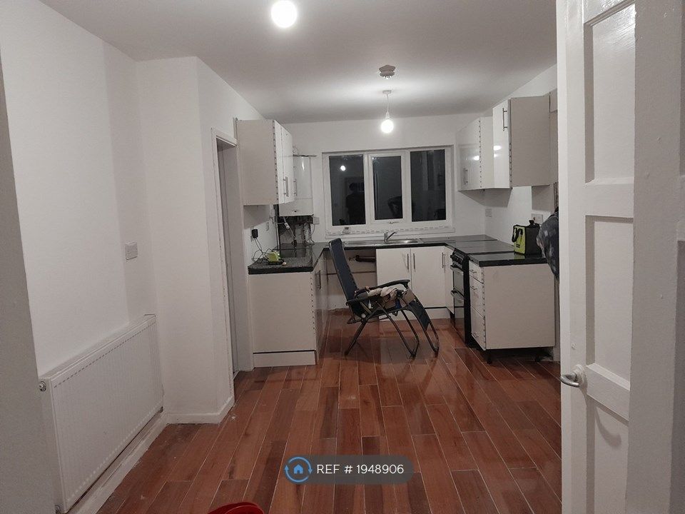 5 bed end terrace house to rent in Falcon Lodge Crescent, Sutton