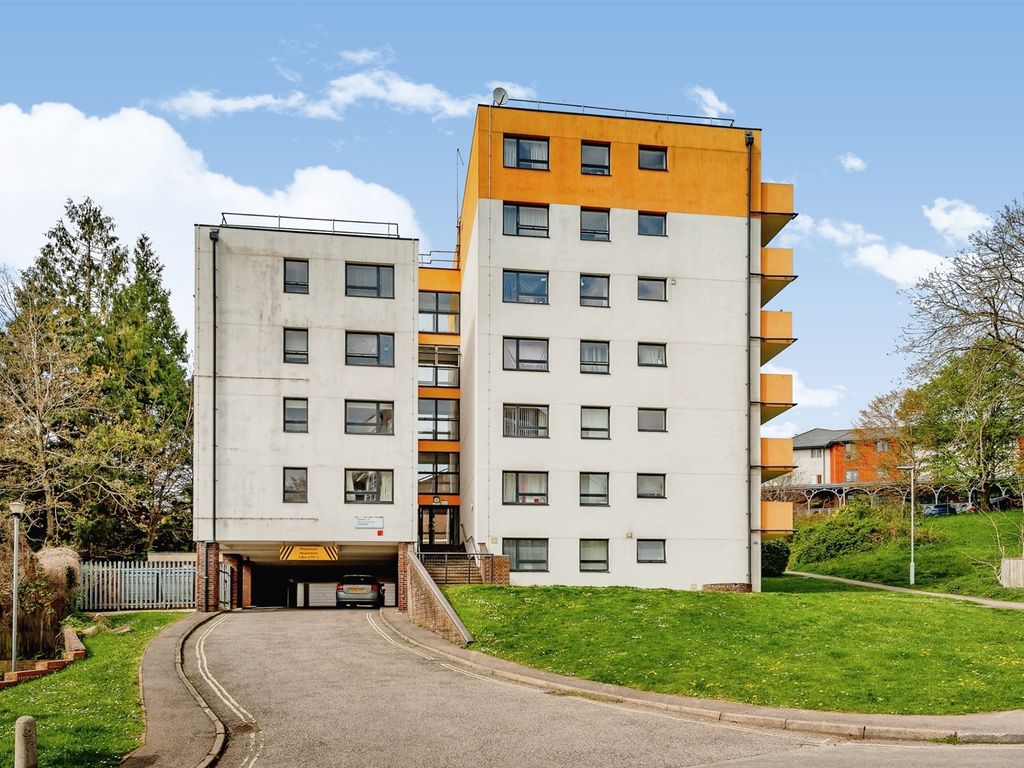 3 bed flat for sale in Orchard Way, East Grinstead RH19 Zoopla