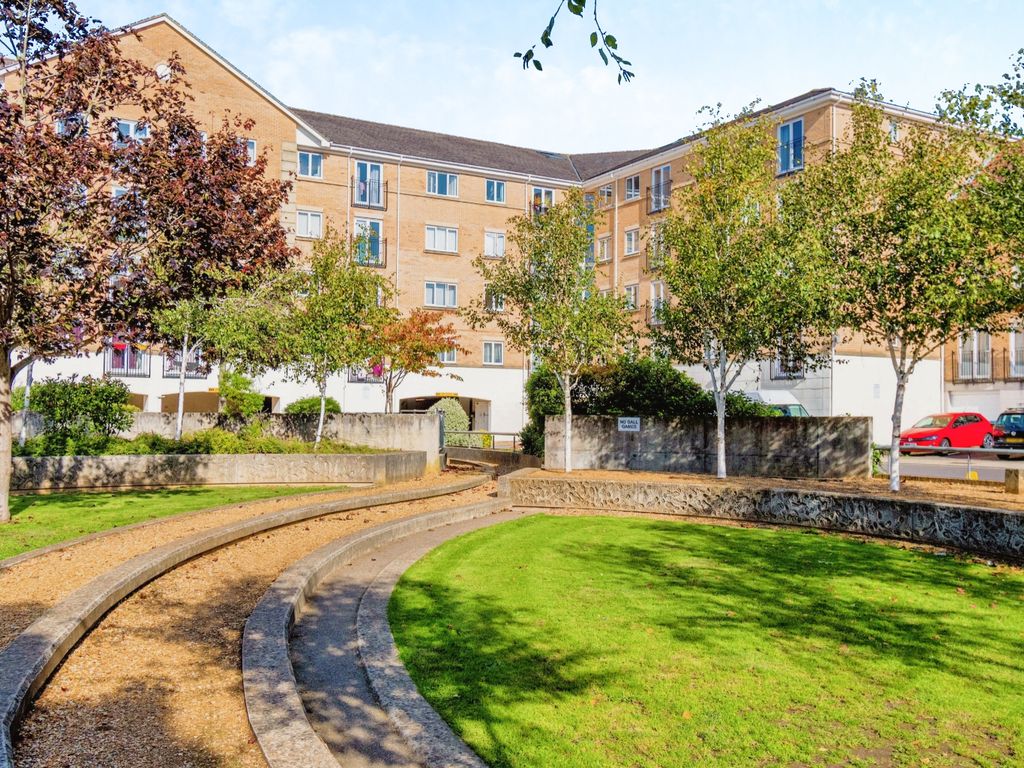2 bed flat for sale in The Dell, Southampton, Hampshire SO15, £215,000