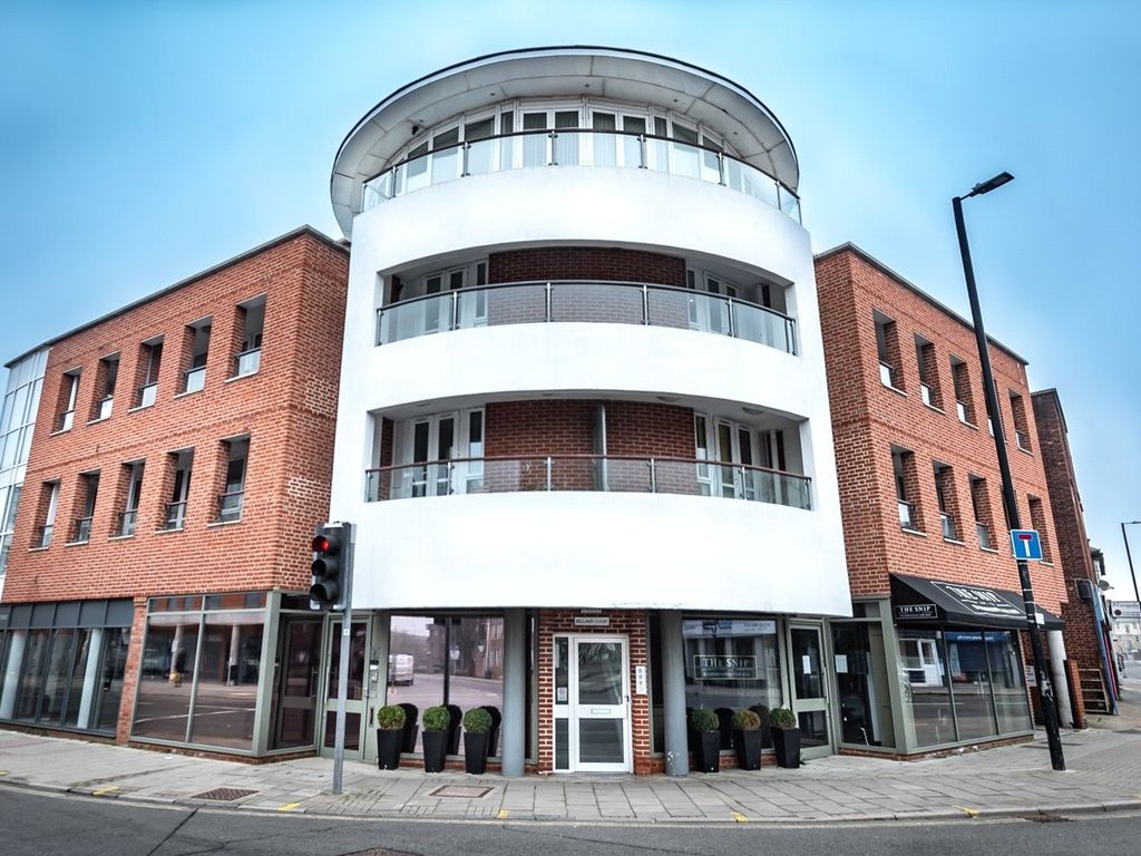 3 bed flat to rent in Broomfield Road, Chelmsford CM1, £1,600 pcm Zoopla