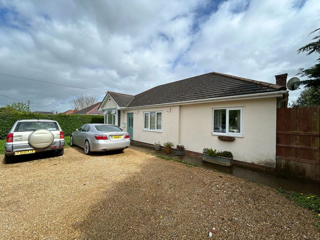 3 bed detached bungalow for sale in Croeshowell Lane, Rossett LL12, £