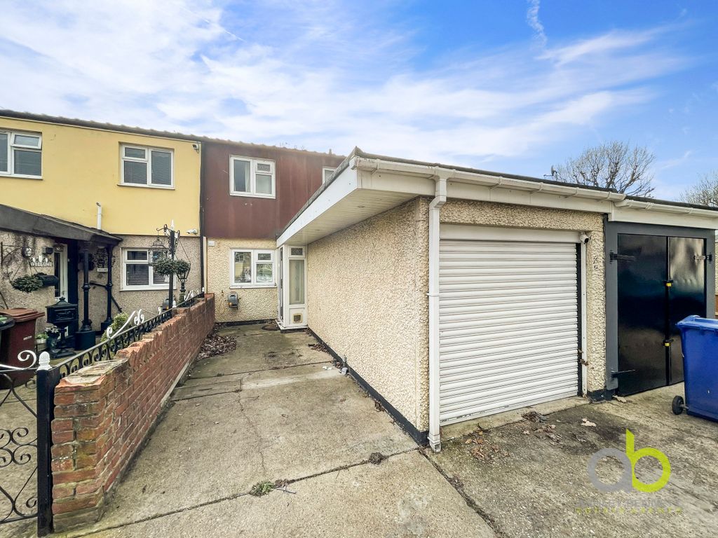 3 bed semidetached house for sale in Viola Close, South Ockendon RM15