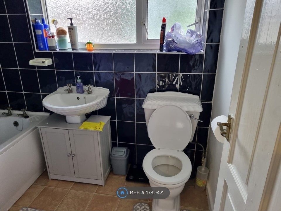 3 bed semidetached house to rent in Stephenson Avenue, Walsall WS2