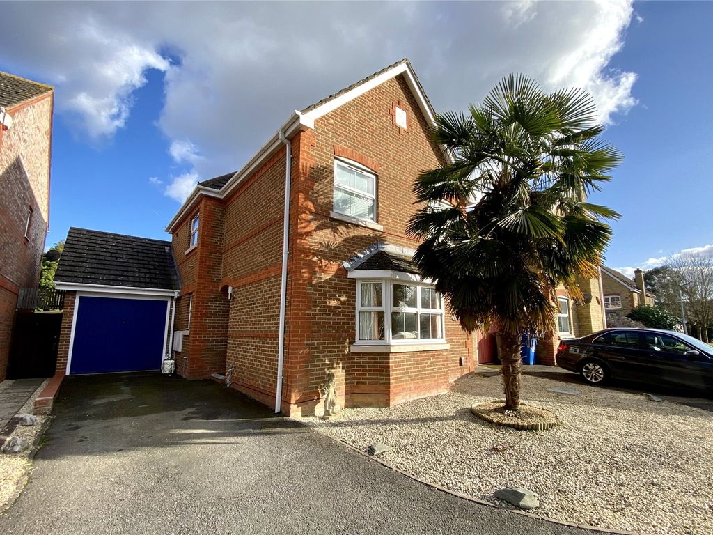 3 bed detached house to rent in The Limes, Dedworth Road, Windsor
