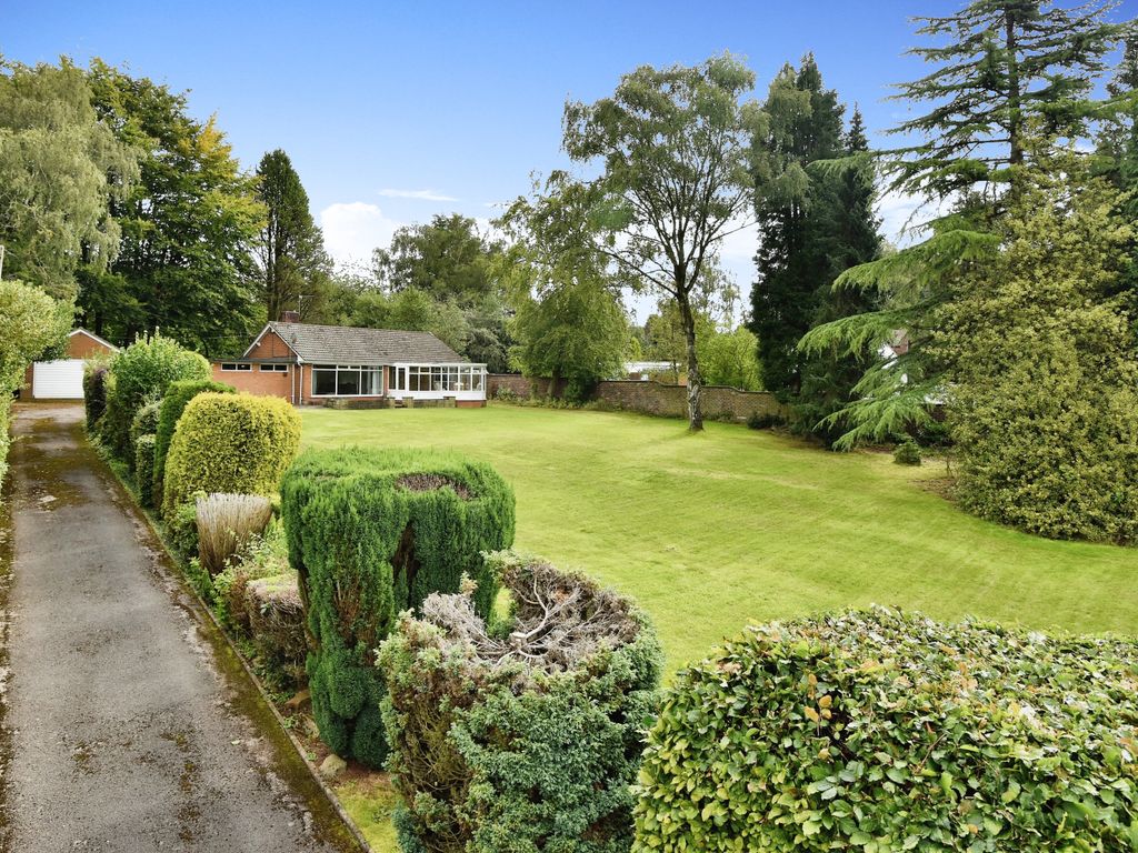 3 bed detached bungalow for sale in Seabridge Lane, Newcastle ST5, £