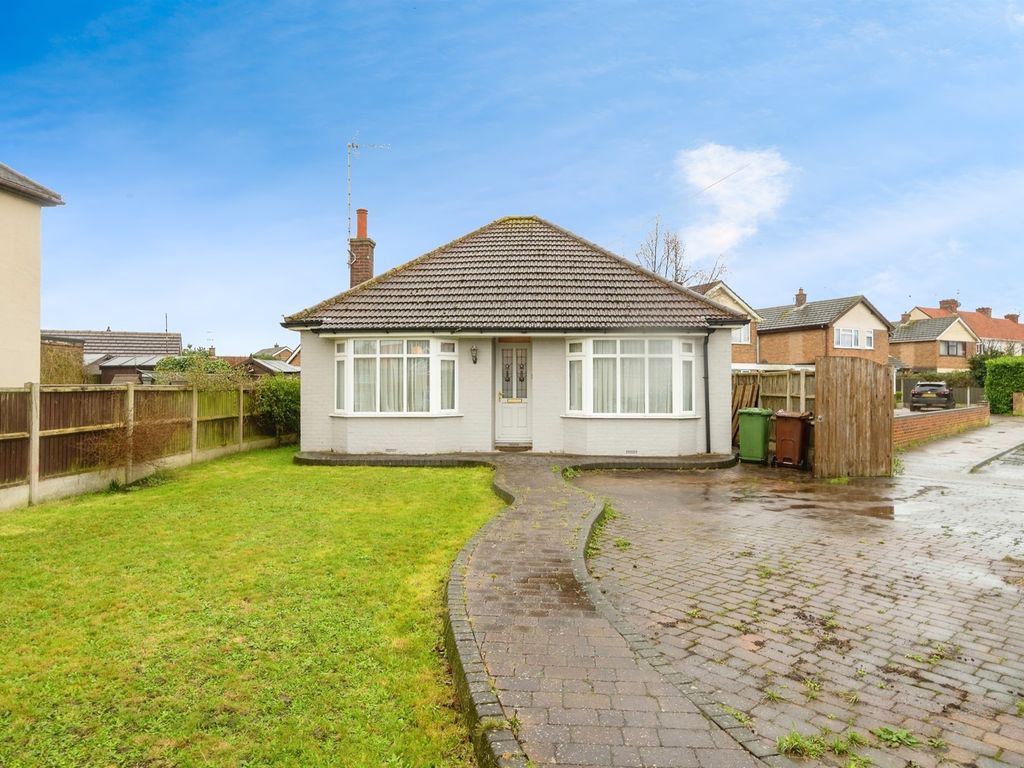 2 bed detached bungalow for sale in Beccles Road, Gorleston, Great Yarmouth NR31, £290,000 Zoopla