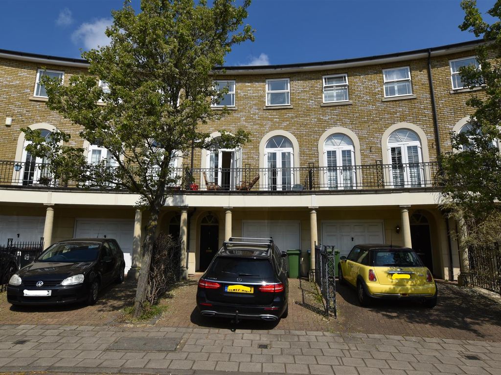 4 bed town house to rent in Savery Drive, Long Ditton, Surbiton KT6