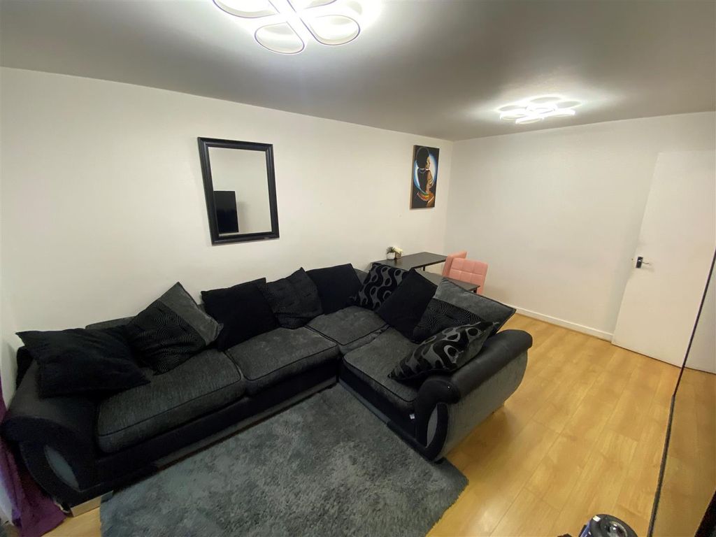 2 bed flat to rent in Hepworth Court, Stevenage SG2 Zoopla