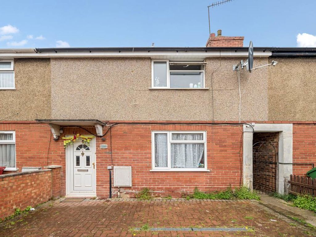 3 bed terraced house for sale in Myrtle Crescent, Slough SL2, £350,000