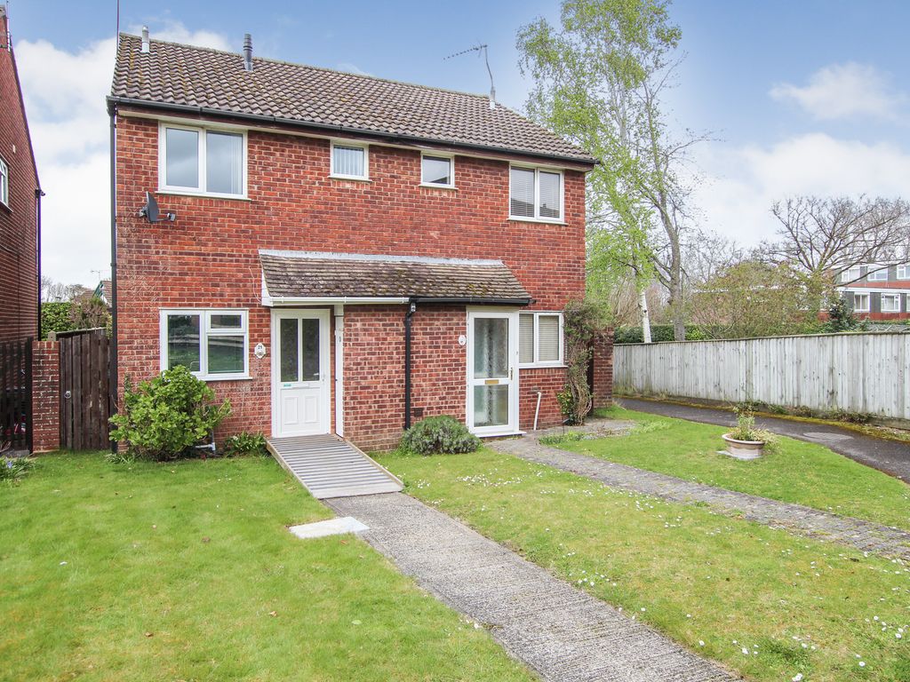 2 bed semidetached house to rent in Carpenter Close, Hythe