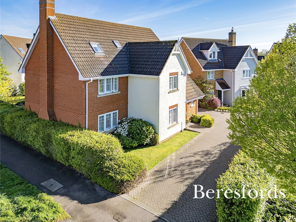 6 bed detached house for sale in Woodlands Park Drive, Dunmow CM6, £