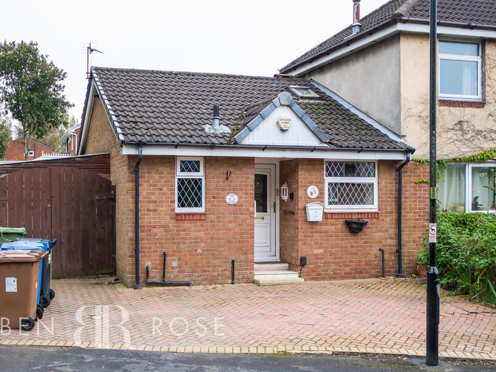 2 bed bungalow for sale in Higher Meadow, ClaytonLeWoods, Chorley