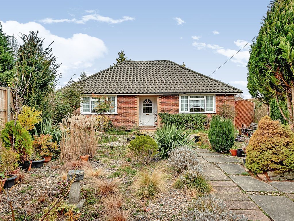 3 bed detached bungalow for sale in Meath Green Lane, Horley RH6 Zoopla
