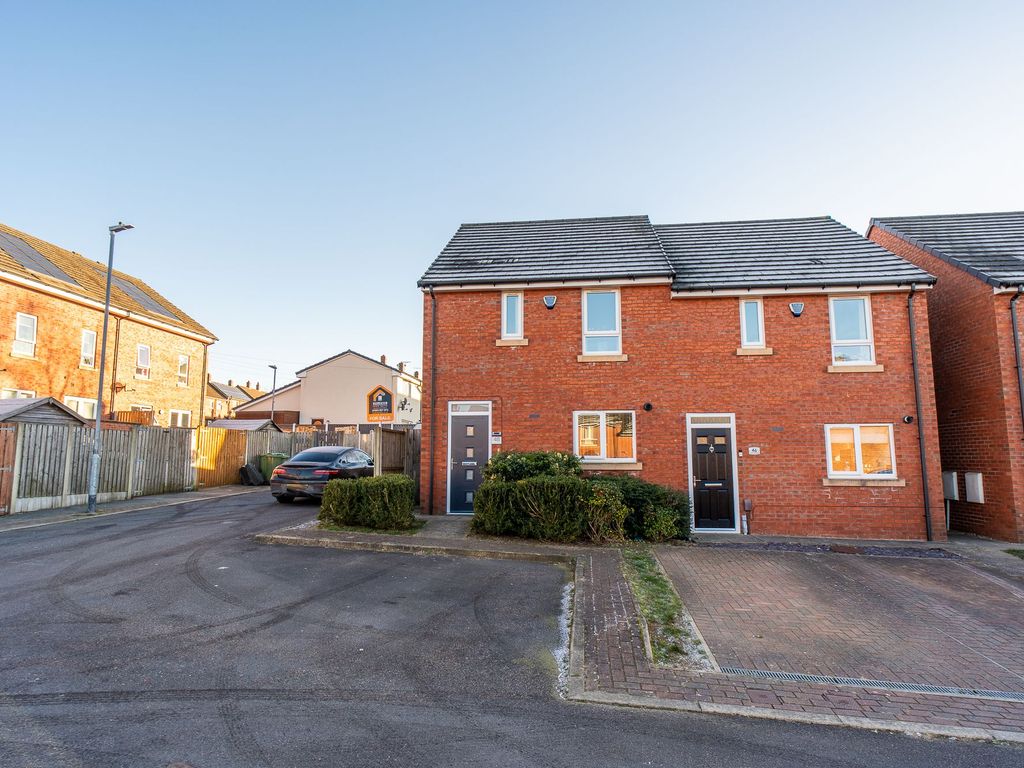 3 bed semidetached house for sale in Lowood Lane, Birstall WF17, £