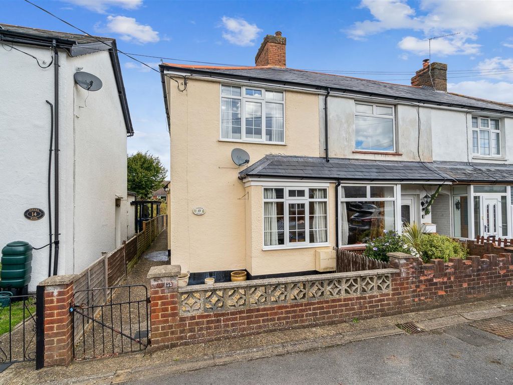 3 bed end terrace house for sale in New Road, Great Kingshill, High